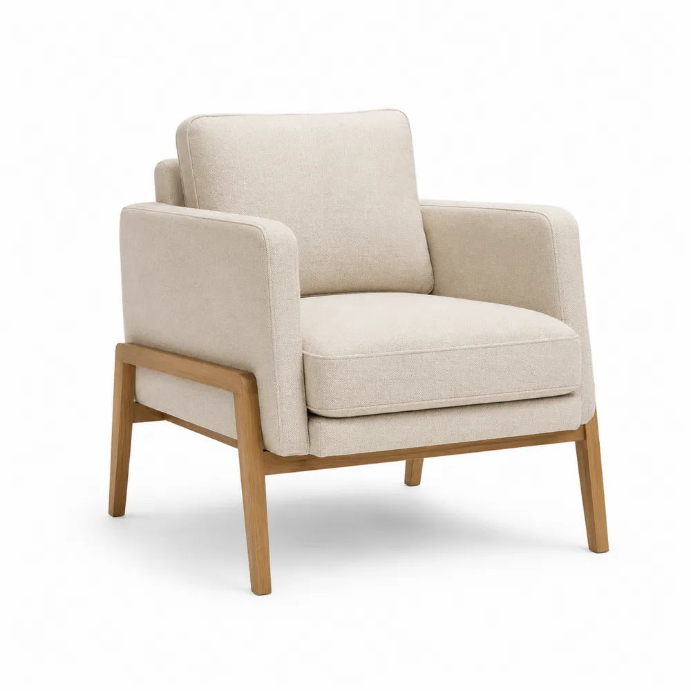 Poltrona in tessuto beige con struttura in legno